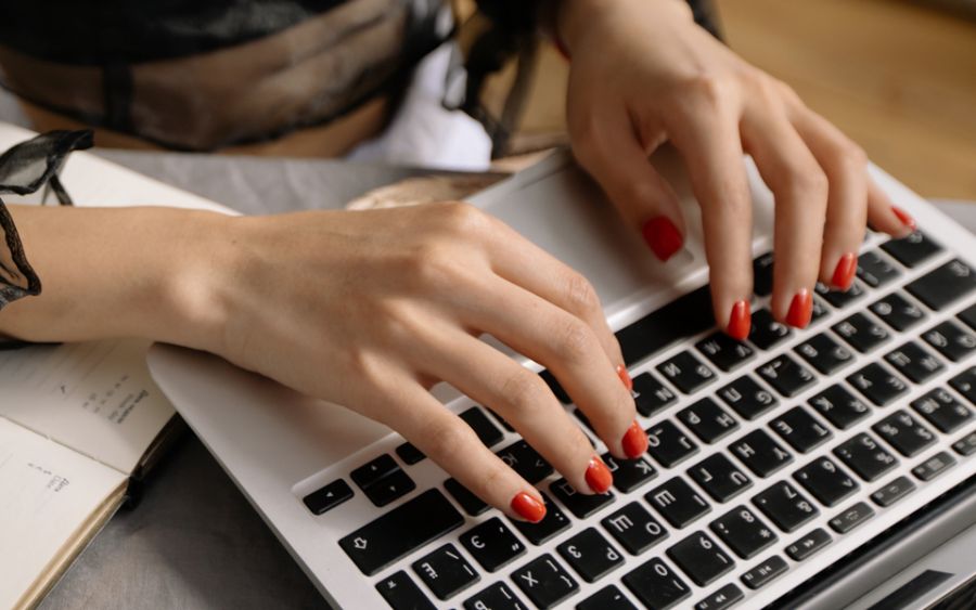 Tutorial on Typing on a Notebook with the Correct Finger Position